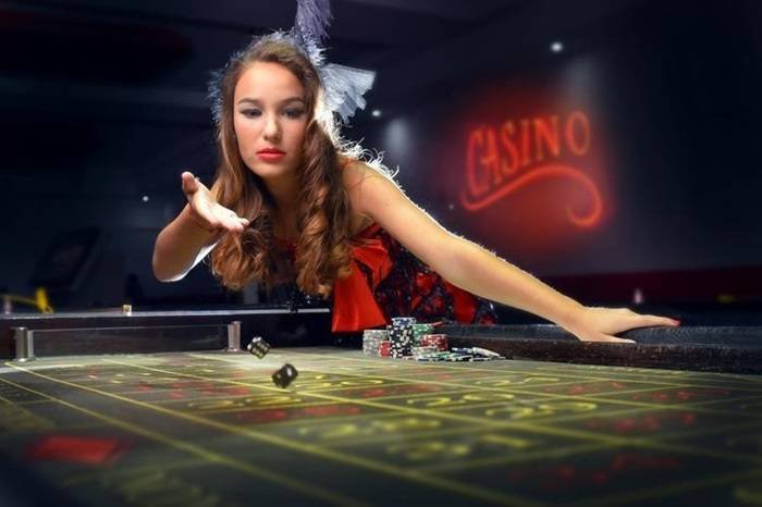 Antarmuka papan peringkat turnamen menunjukkan posisi pemain real-time